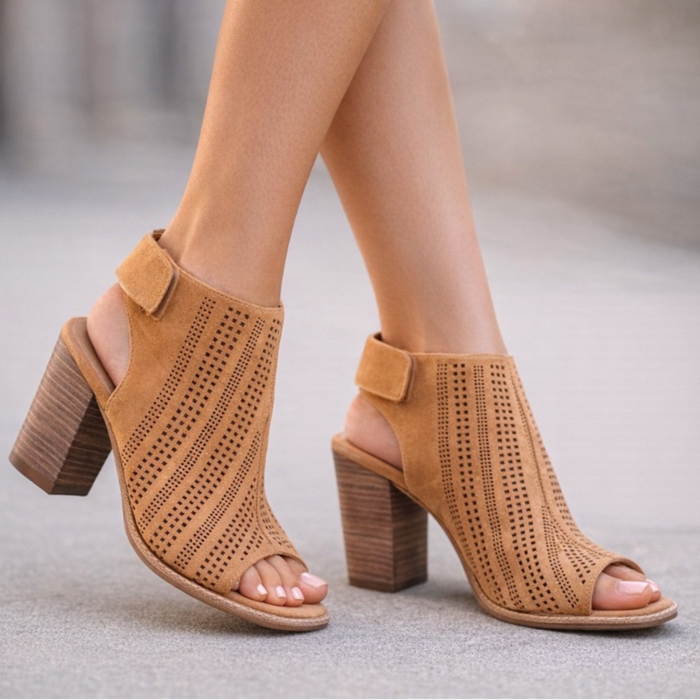 Gianni Bini tan suede laser cut out peep toe heeled ankle boot sandals size 8